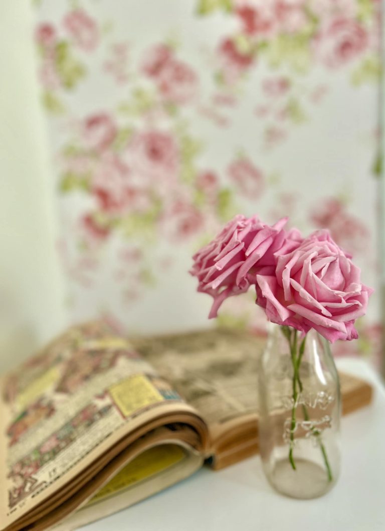 Wallpaper with Pink Roses